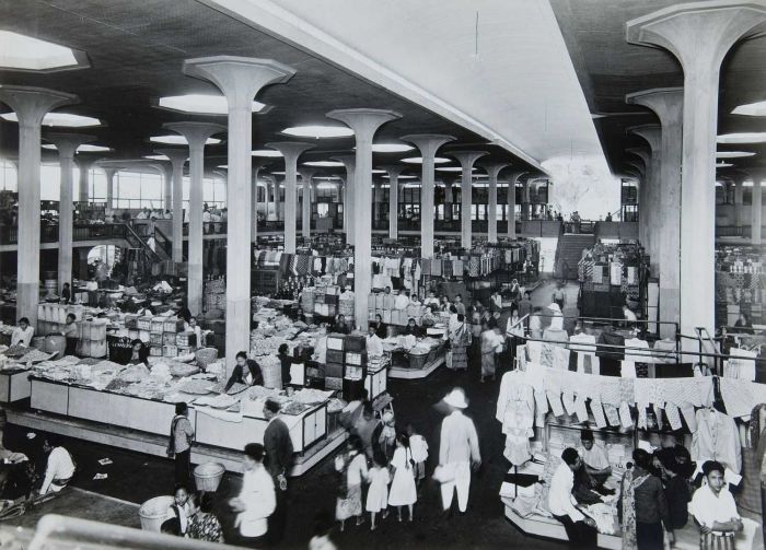 Pasar Johar (antara tahun 1938-1942) dengan kolom cendawan yang ikonik. Foto: Wikimedia Commons (Wereldmuseum Amsterdam).