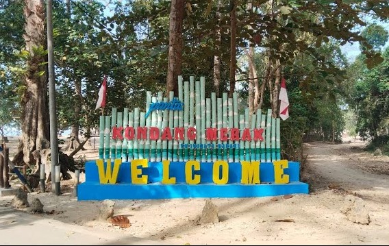 Ikon selamat datang di Pantai Kondang Merak