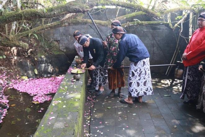 Prosesi upacara jamasan di Suroloyo | Sumber: warisanbudaya.kemdikbud.go.id
