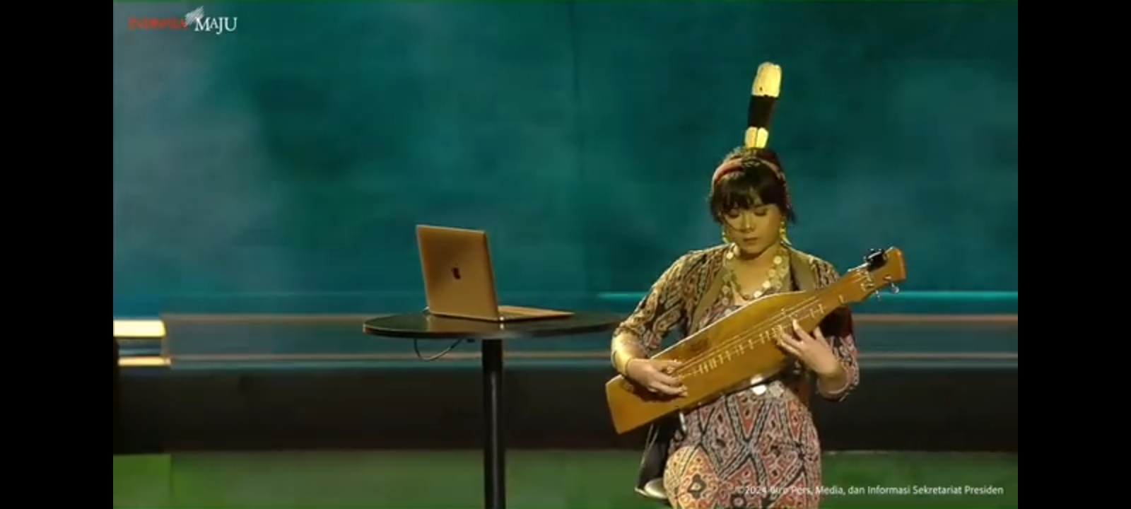 Penampilan Satuan Prawira memainkan Gitar Sape. (Tangkapan layar/ YouTube Sekretariat Presiden)
