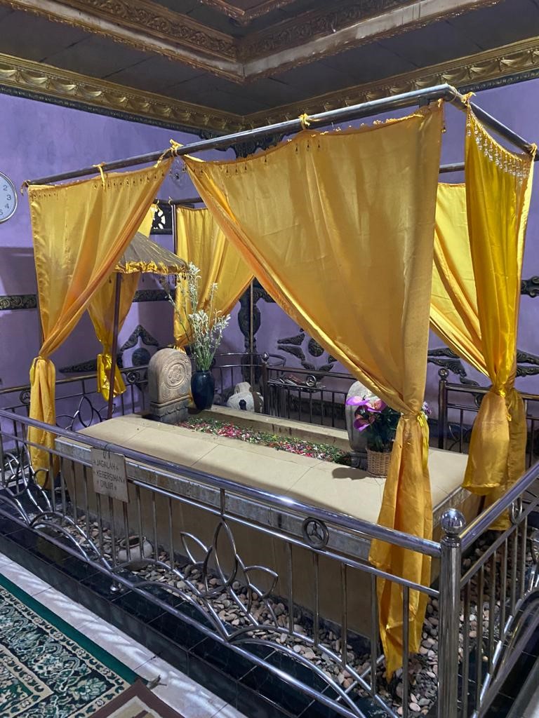 Bentuk makam yang dilengkapi dengan kendi di sisi kanan makam, serta dikelilingi kelambu dan dihiasi bunga sedap malam.