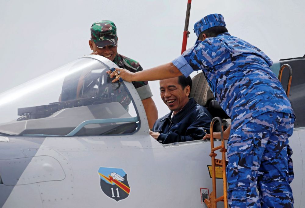 President of Indonesia Joko Widodo on Sukhoi Su-27/30 cockpit in Riau Islands, 2016. Image: REUTERS/Beawiharta