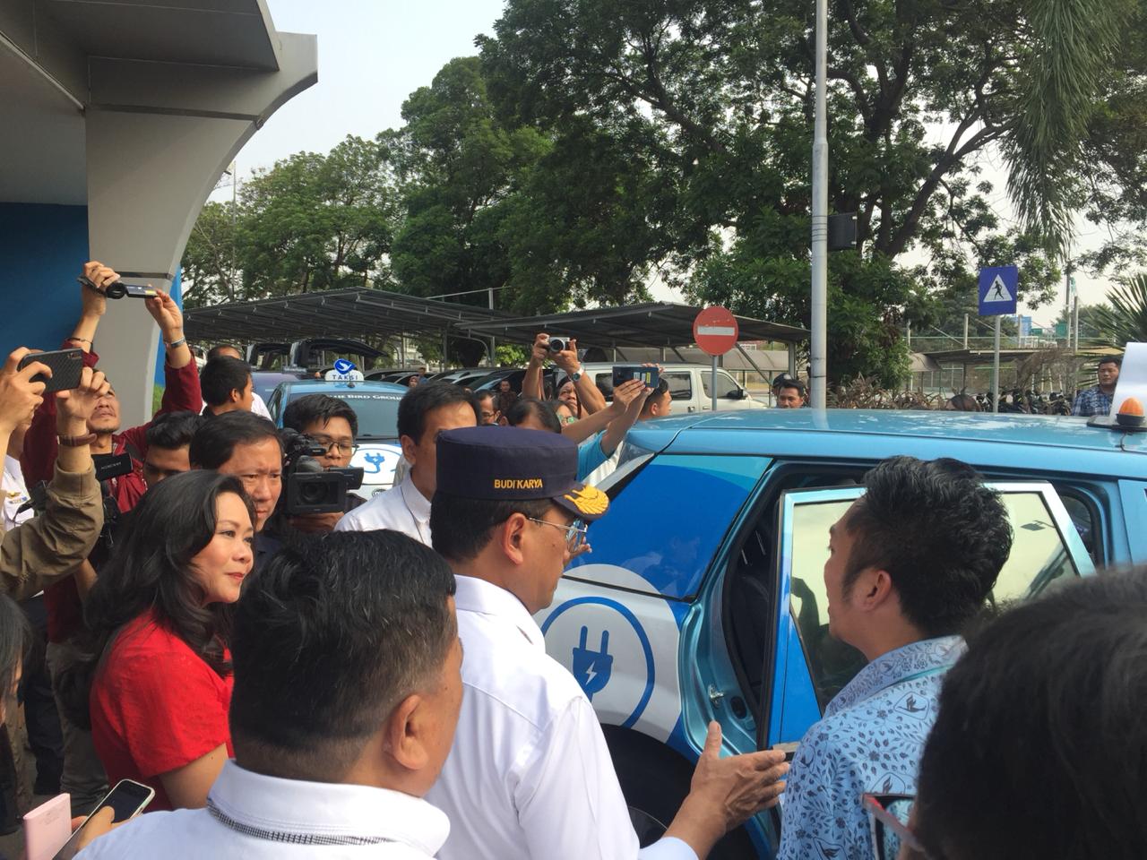 Menteri Perhubungan, Budi Karya Sumadi, saat mencoba taksi listrik dari Bandara Soekarno-Hatta ke Jakarta | Foto: PT. Angkasa Pura II