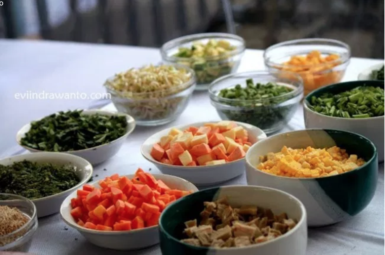 Bahan-bahan untuk membuat bubur pedas khas Sambas | Foto : eviindrawanto.com