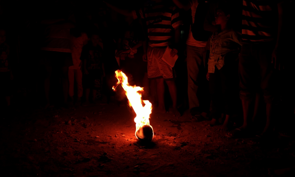 Bola api terbuat dari tempurung kelapa (Foto: Bagus DR/GNFI)